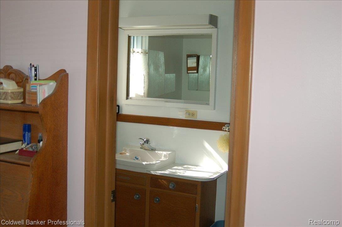 826 Wilwood Road Rochester, MI 48309 - Photo 19 of 25 Attached Bathroom in Master