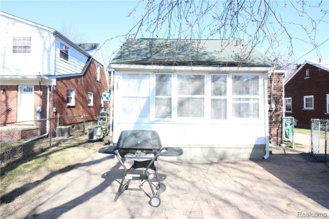 15744 Camden Avenue Eastpointe, MI 48021 - Photo 13 of 65 IMG_0610.JPG
