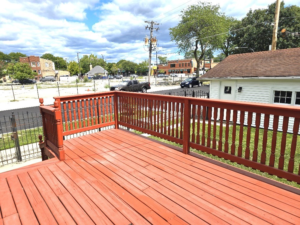 5657 North Parkside Avenue Chicago, IL 60646 - Photo 25 of 29 a view of balcony with wooden floor and fence