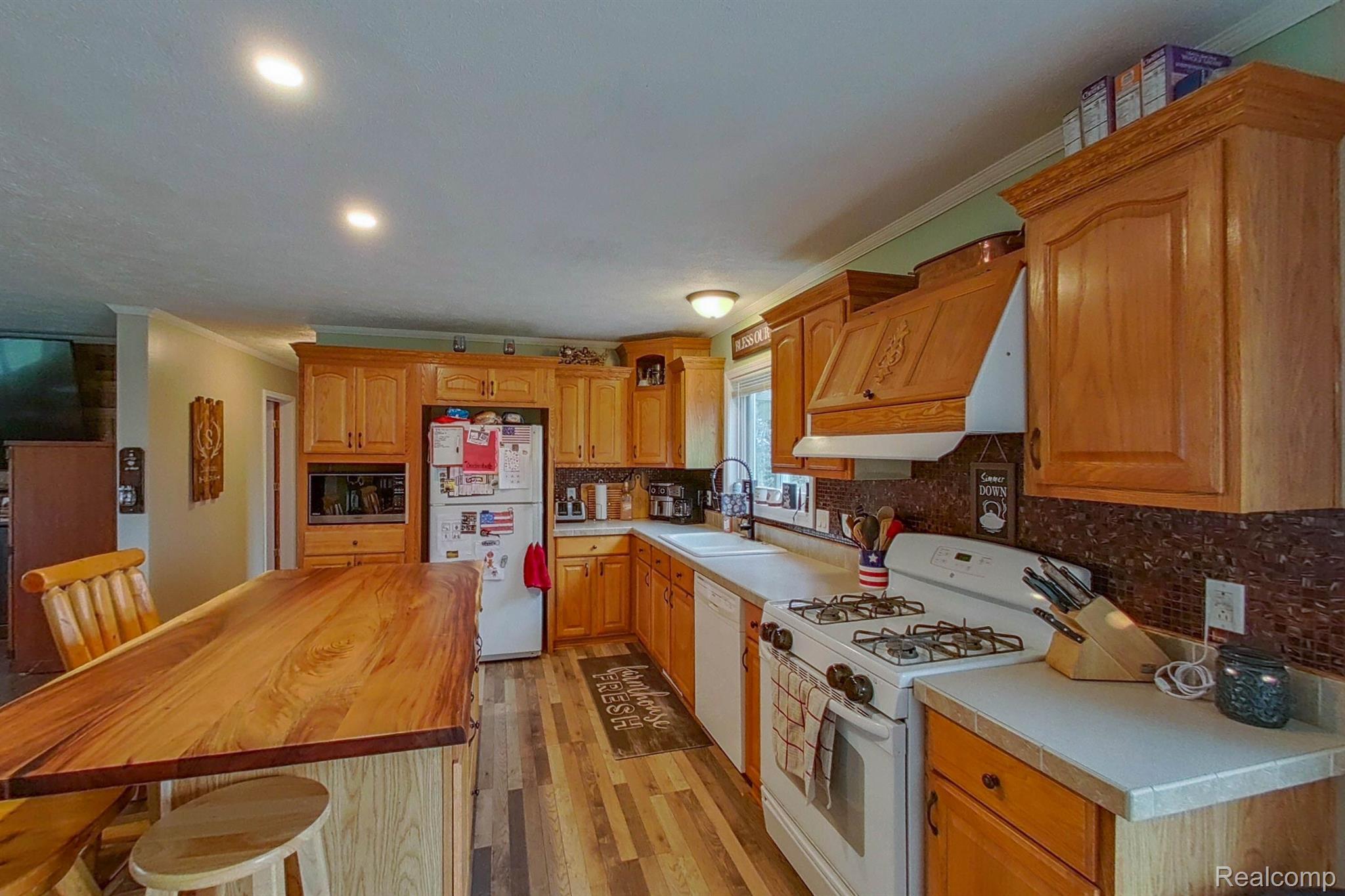 7446 North Lapeer Road Fostoria, MI 48435 - Photo 10 of 41 Kitchen