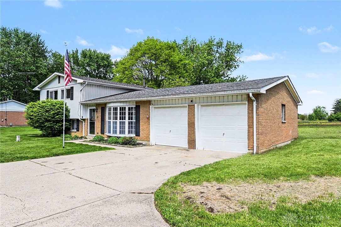 5884 Troy Road Springfield, OH 45502 - Photo 3 of 26