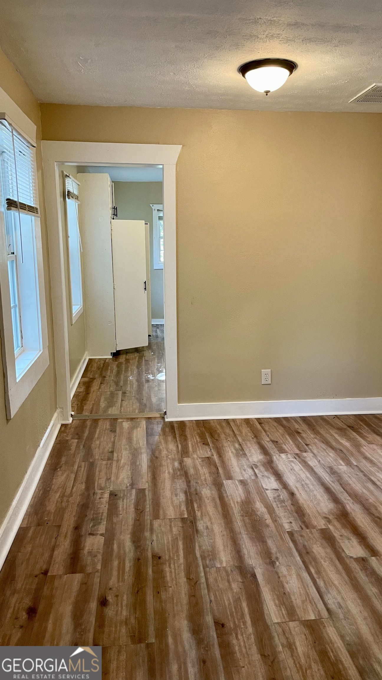 611 West Moore Street Dublin, GA 31021 - Photo 11 of 15 a view of an empty room and window
