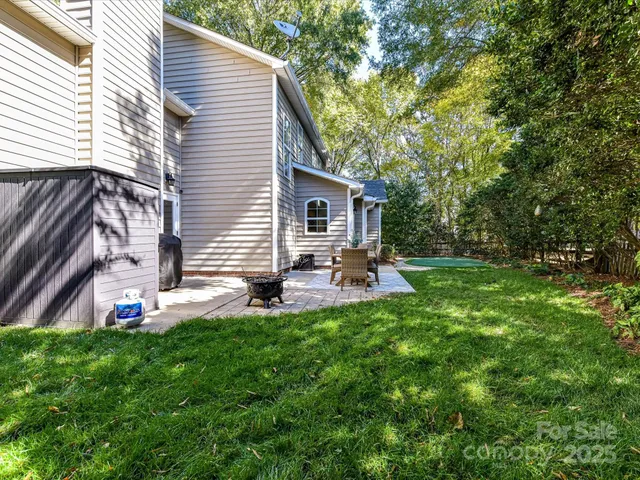 a view of a house with backyard and sitting area