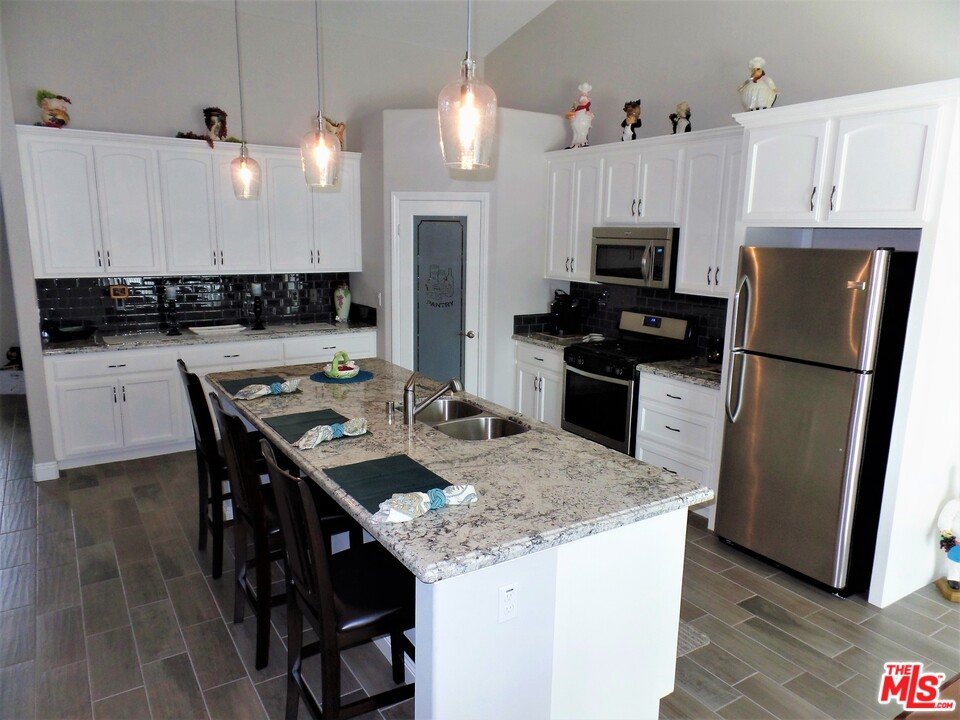 18439 Ranchero Road Hesperia, CA 92345 - Photo 4 of 37