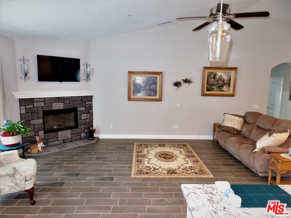 18439 Ranchero Road Hesperia, CA 92345 - Photo 5 of 37