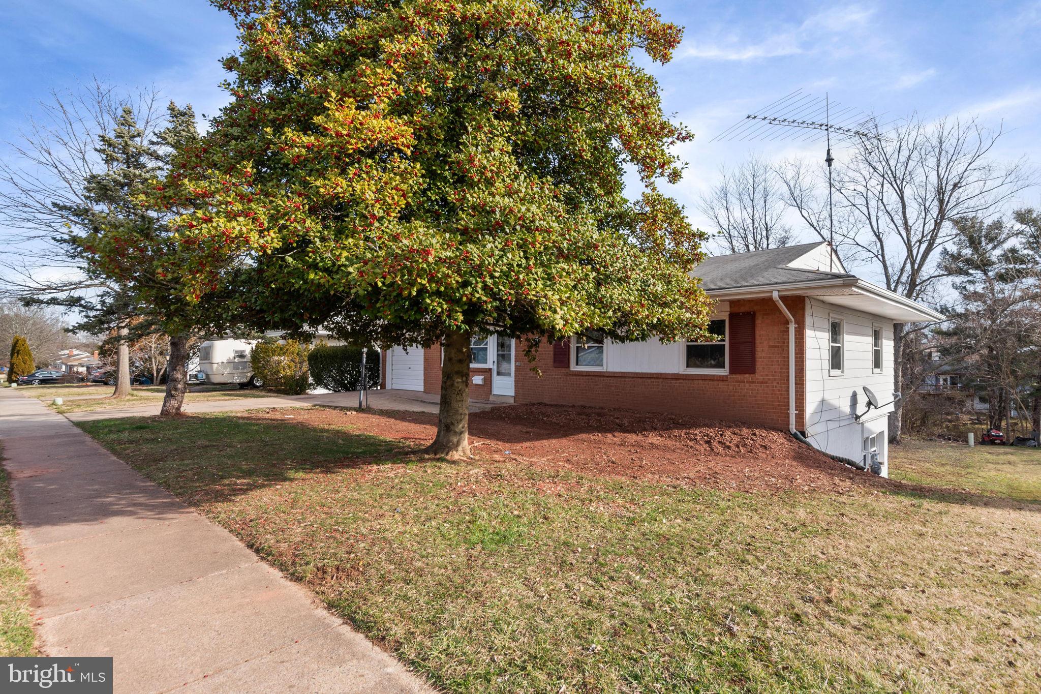 800 West Redwood Road Sterling, VA 20164 - Photo 3 of 41