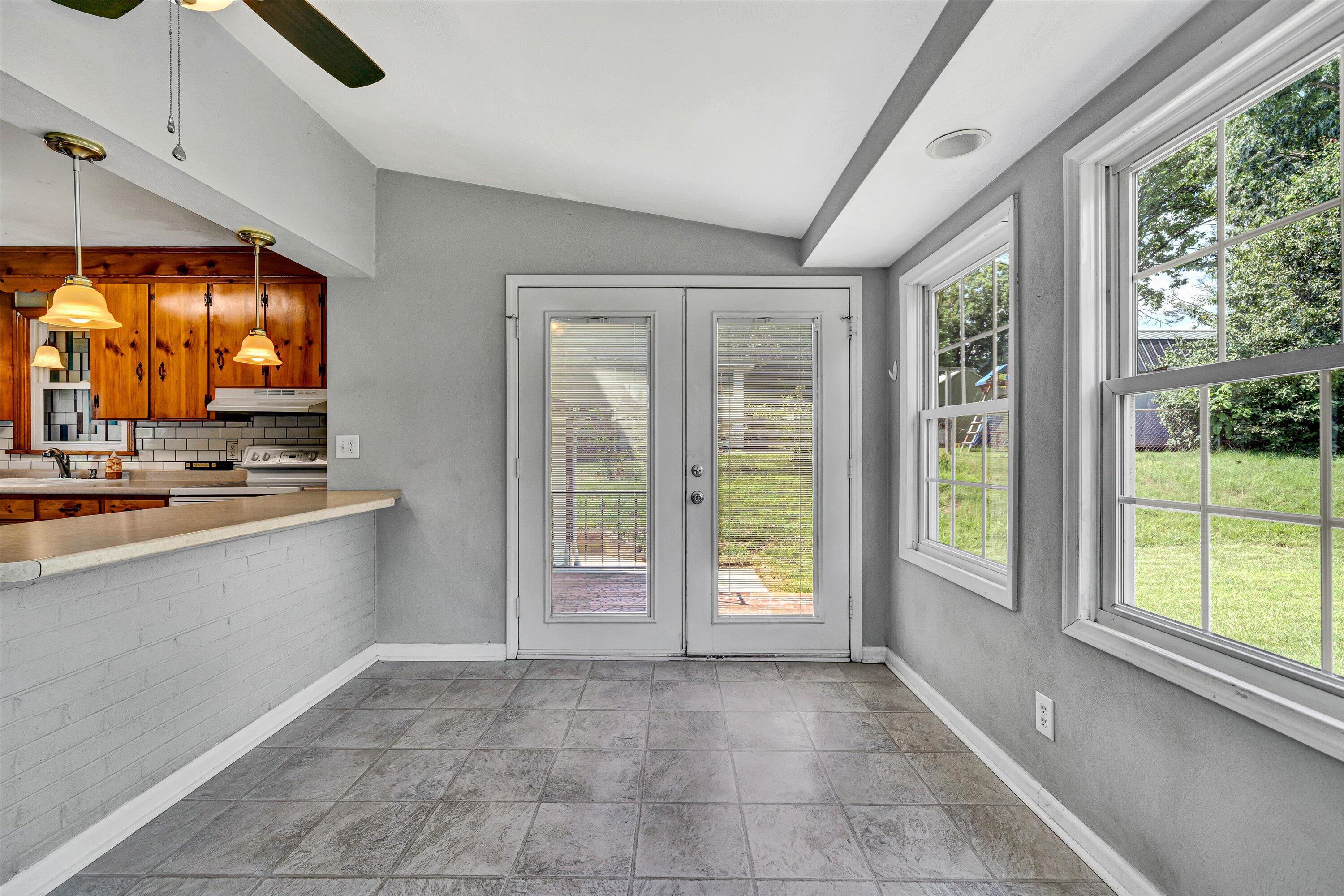 6539 Wendover Road Roanoke, VA 24019 - Photo 14 of 33 Sunroom