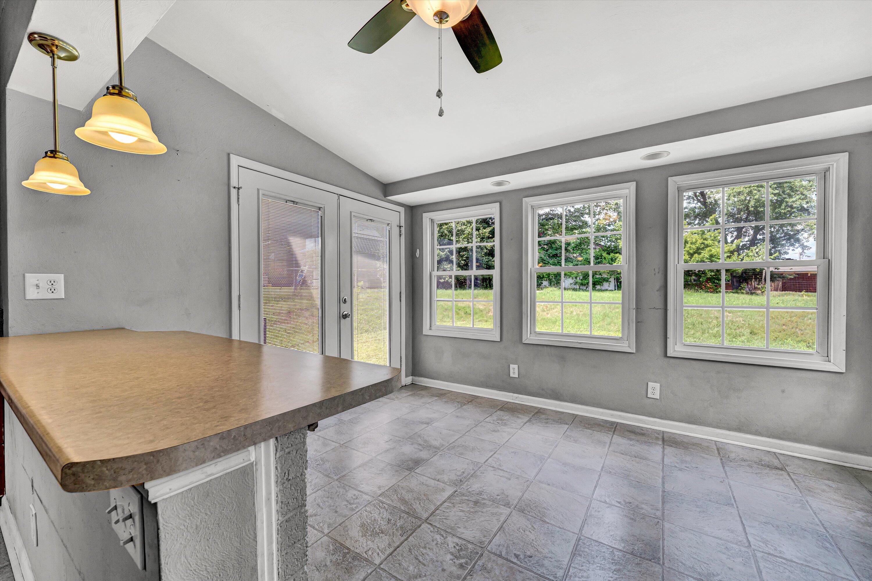6539 Wendover Road Roanoke, VA 24019 - Photo 16 of 33 Sunroom