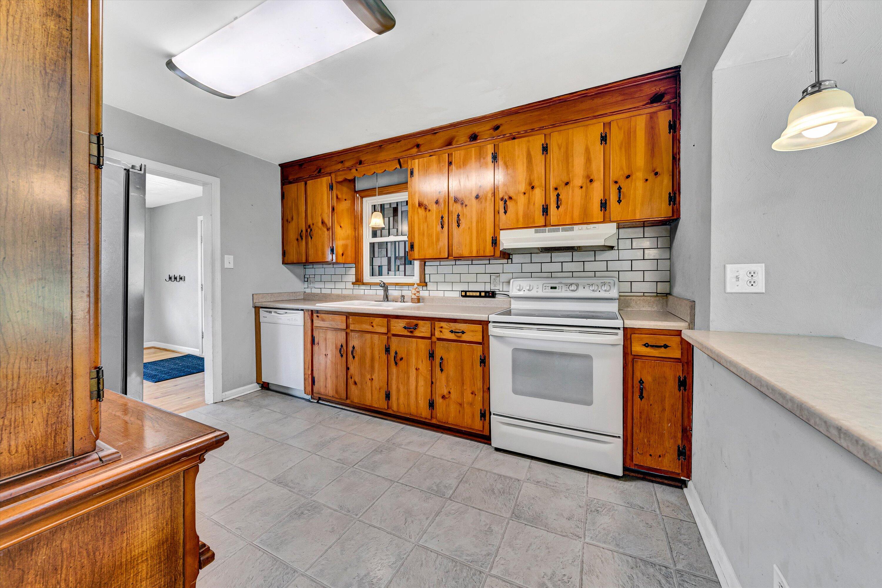 6539 Wendover Road Roanoke, VA 24019 - Photo 3 of 33 Kitchen