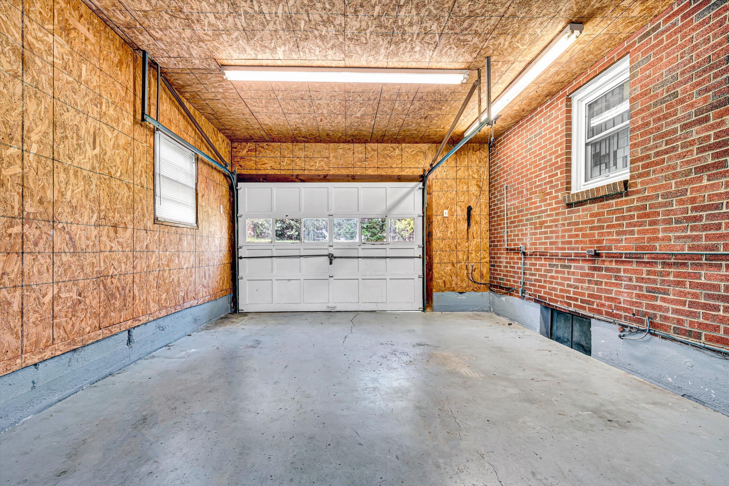 6539 Wendover Road Roanoke, VA 24019 - Photo 7 of 33 Pass Through Garage