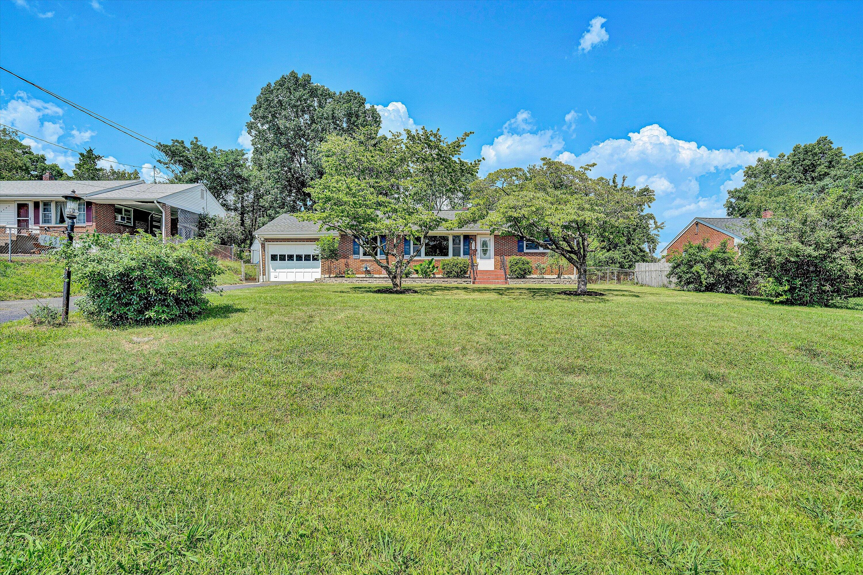 6539 Wendover Road Roanoke, VA 24019 - Photo 9 of 33 Large Front Yard
