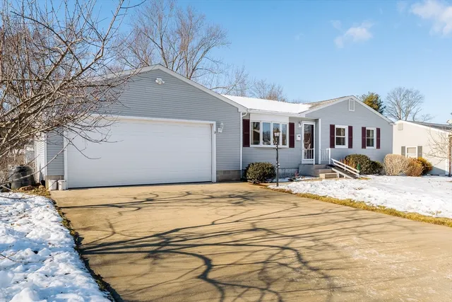 $319,900 | 91 Knollwood Circle, Holyoke, MA 01040