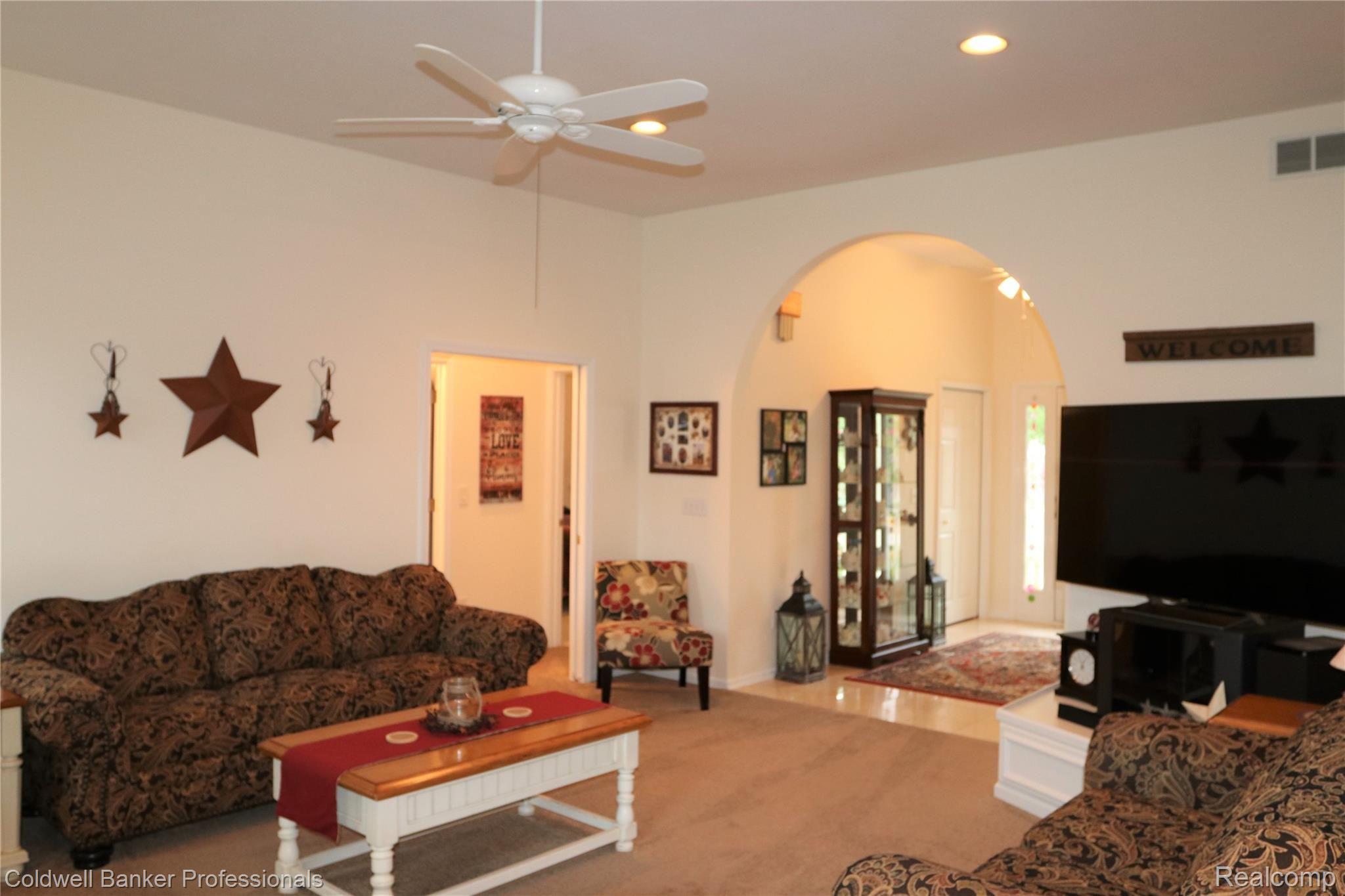 12261 Raelyn Hills Drive Perry, MI 48872 - Photo 5 of 32 5 12261 Livingroom.JPG