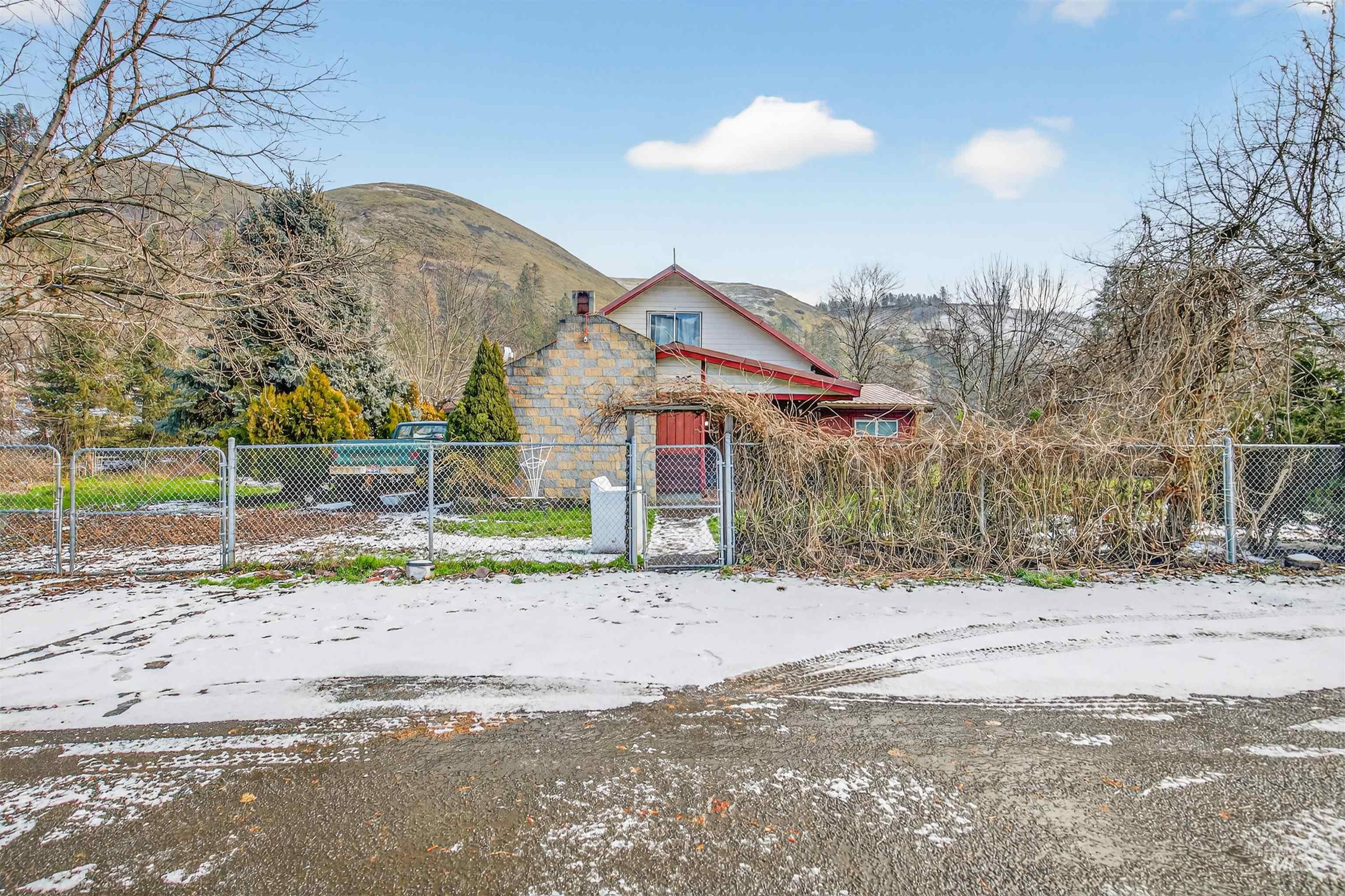 View of front facade featuring a fenced front yard, a gate, and a mountain view