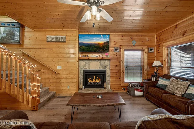 $445,000 | 645 Chickasaw Gap Way, Pigeon Forge, TN 37863