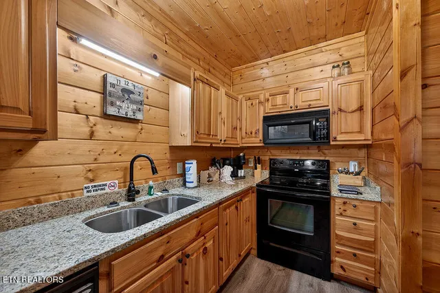 $445,000 | 645 Chickasaw Gap Way, Pigeon Forge, TN 37863