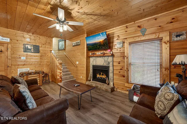 $445,000 | 645 Chickasaw Gap Way, Pigeon Forge, TN 37863