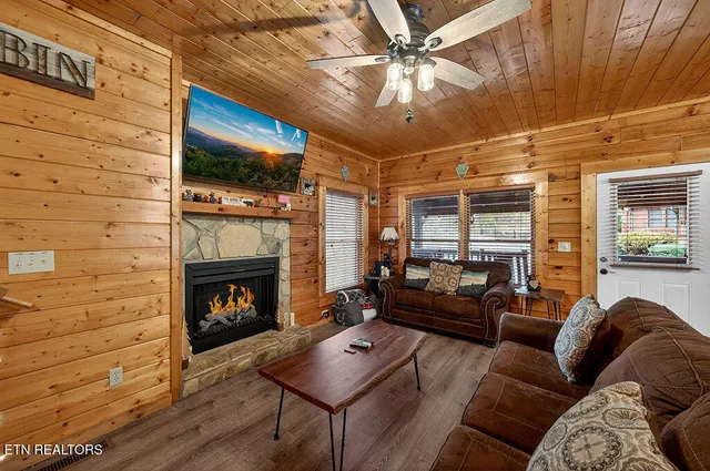 $445,000 | 645 Chickasaw Gap Way, Pigeon Forge, TN 37863