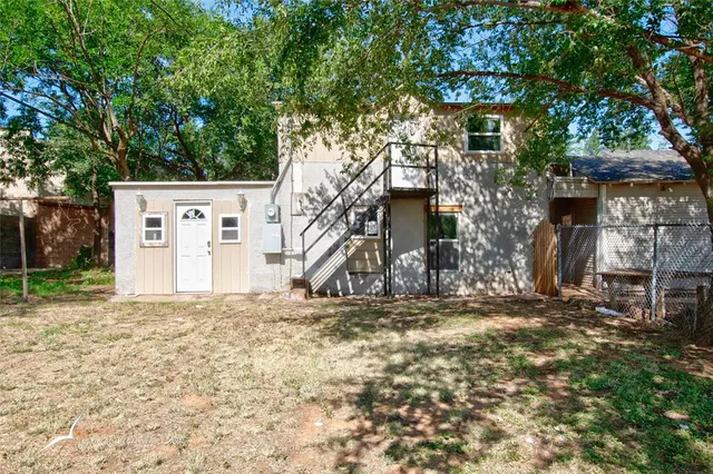 a view of a backyard