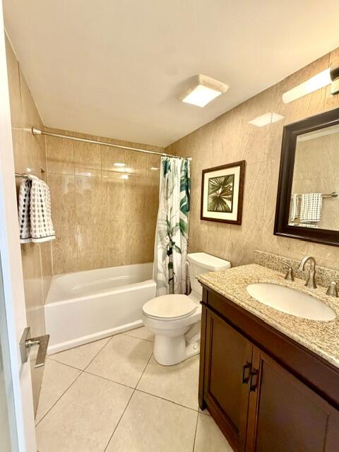 22148 Palms Way, Unit 101 Boca Raton, FL 33433 - Photo 25 of 41 Guest bath w/ tub!
