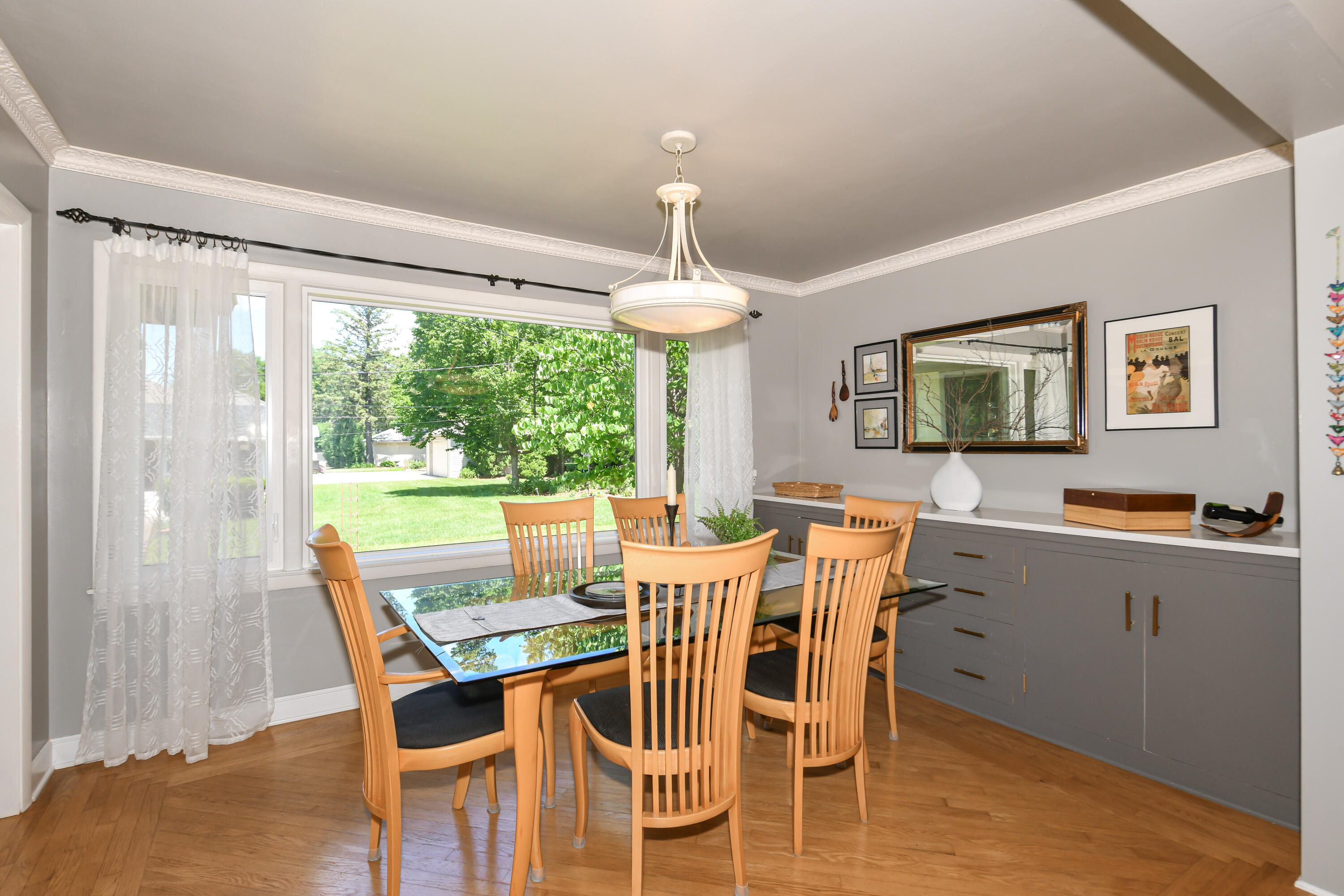 9740 West Center Street Milwaukee, WI 53222 - Photo 23 of 49 Built In Buffet