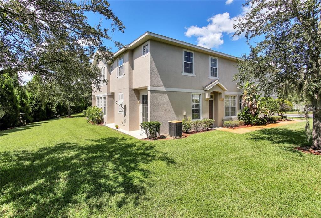 a view of a yard in front of house