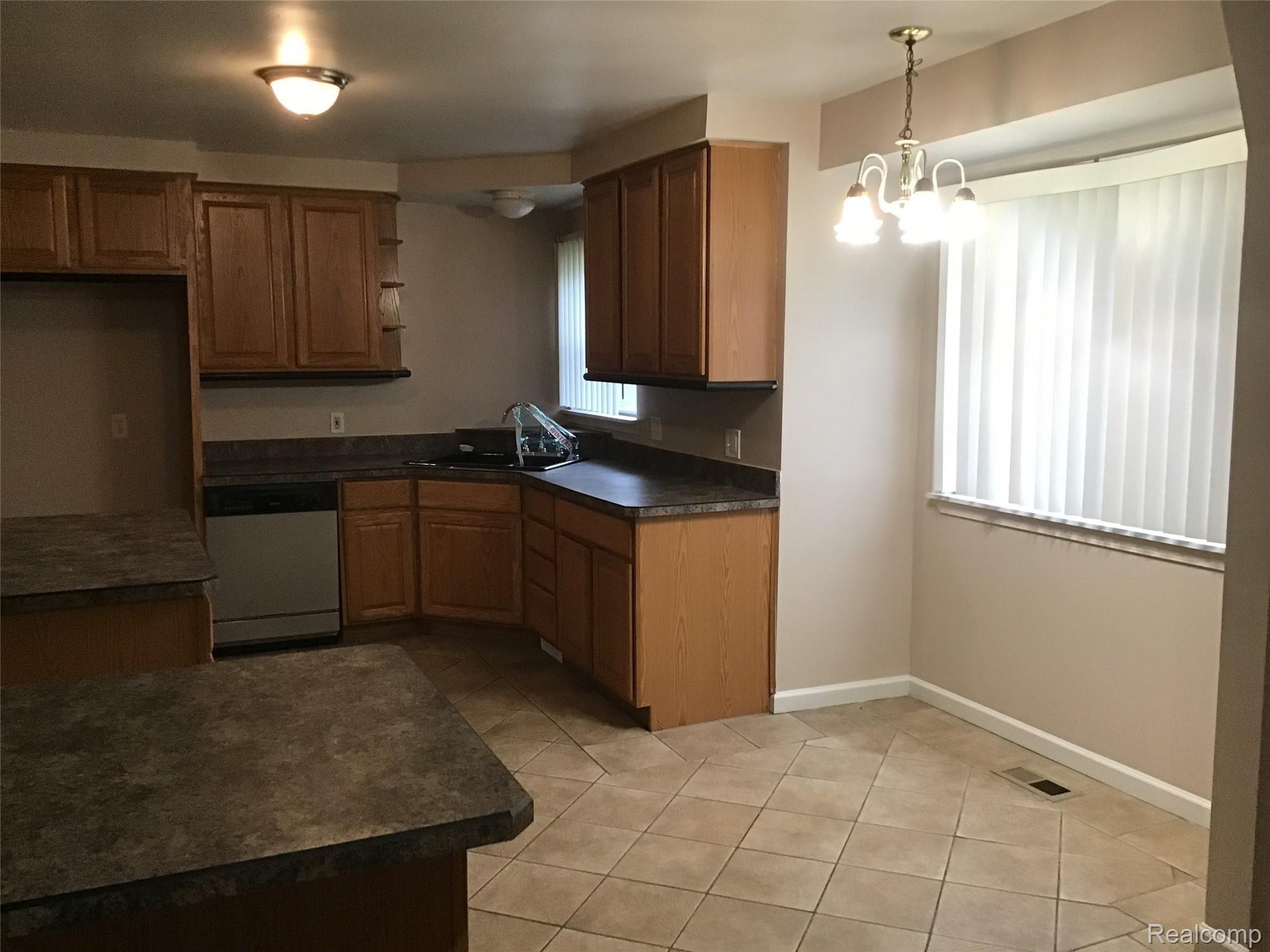 35852 Beverly Road Romulus, MI 48174 - Photo 4 of 12 IMG-2065.jpg