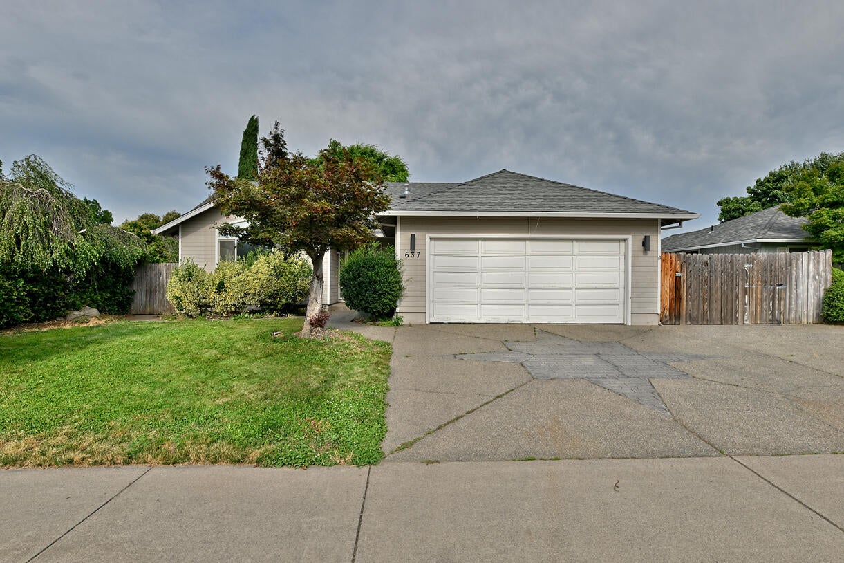 637 Benjamin Way Phoenix, OR 97535 - Photo 2 of 31 DSC_4509