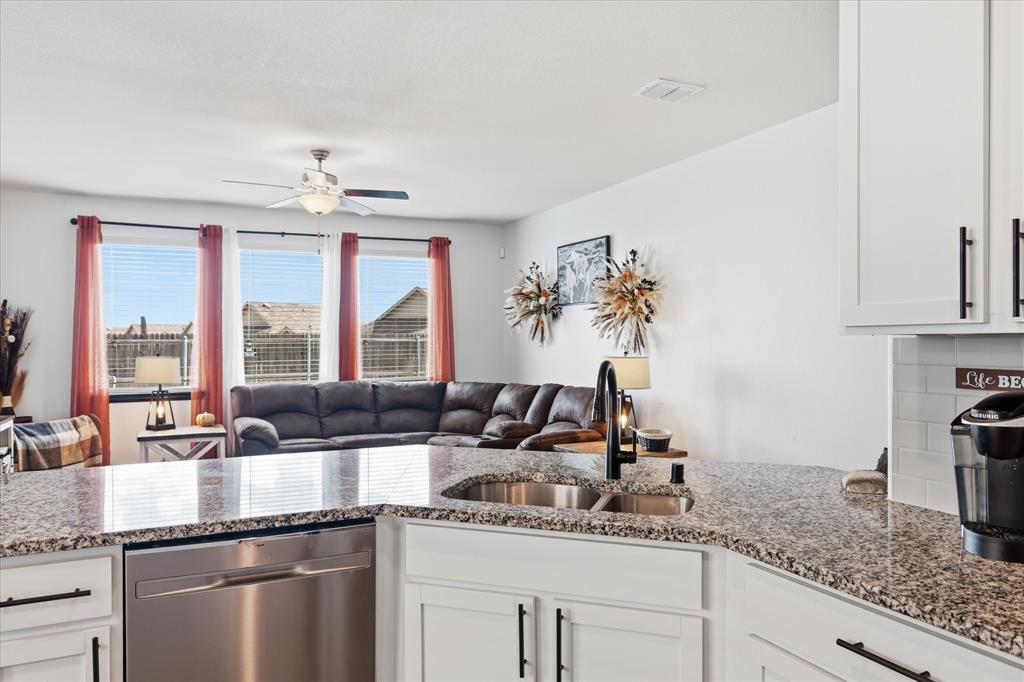 645 Ridgeback Trail Fort Worth, TX 76052 - Photo 20 of 39
