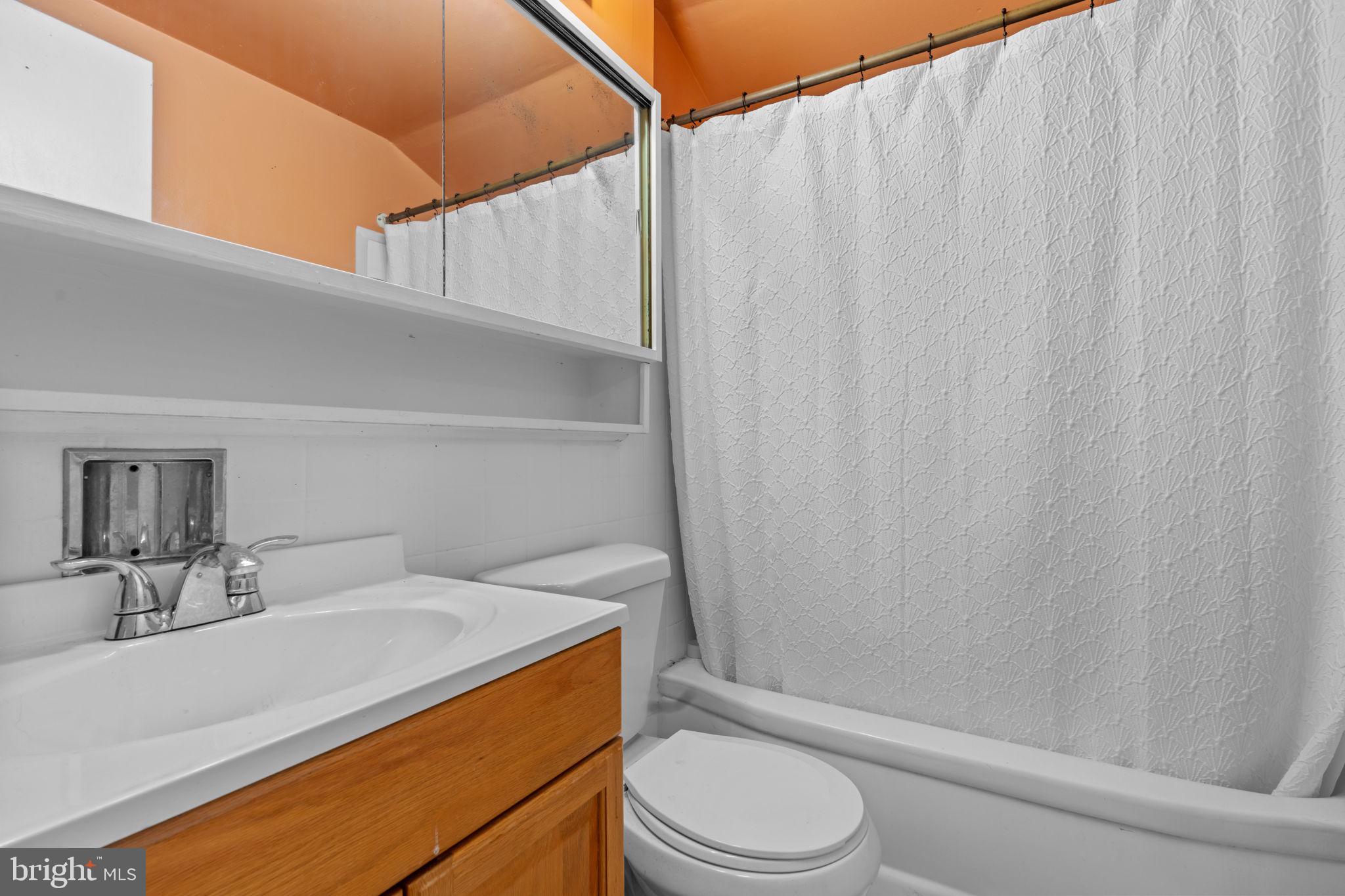 21 Mintleaf Road Levittown, PA 19056 - Photo 25 of 29 2nd Floor Bath