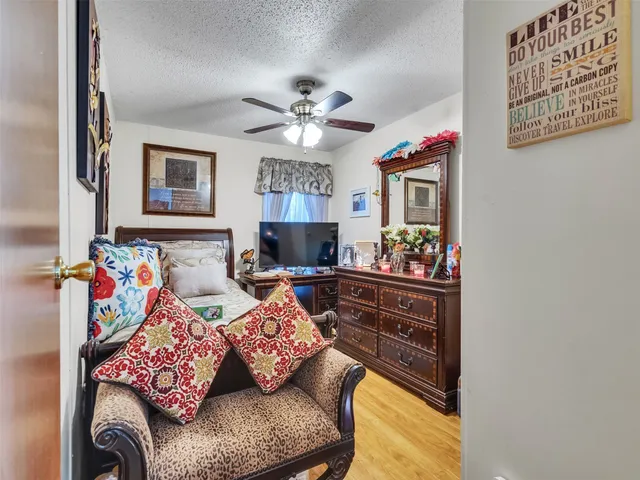 a view of sitting area with furniture