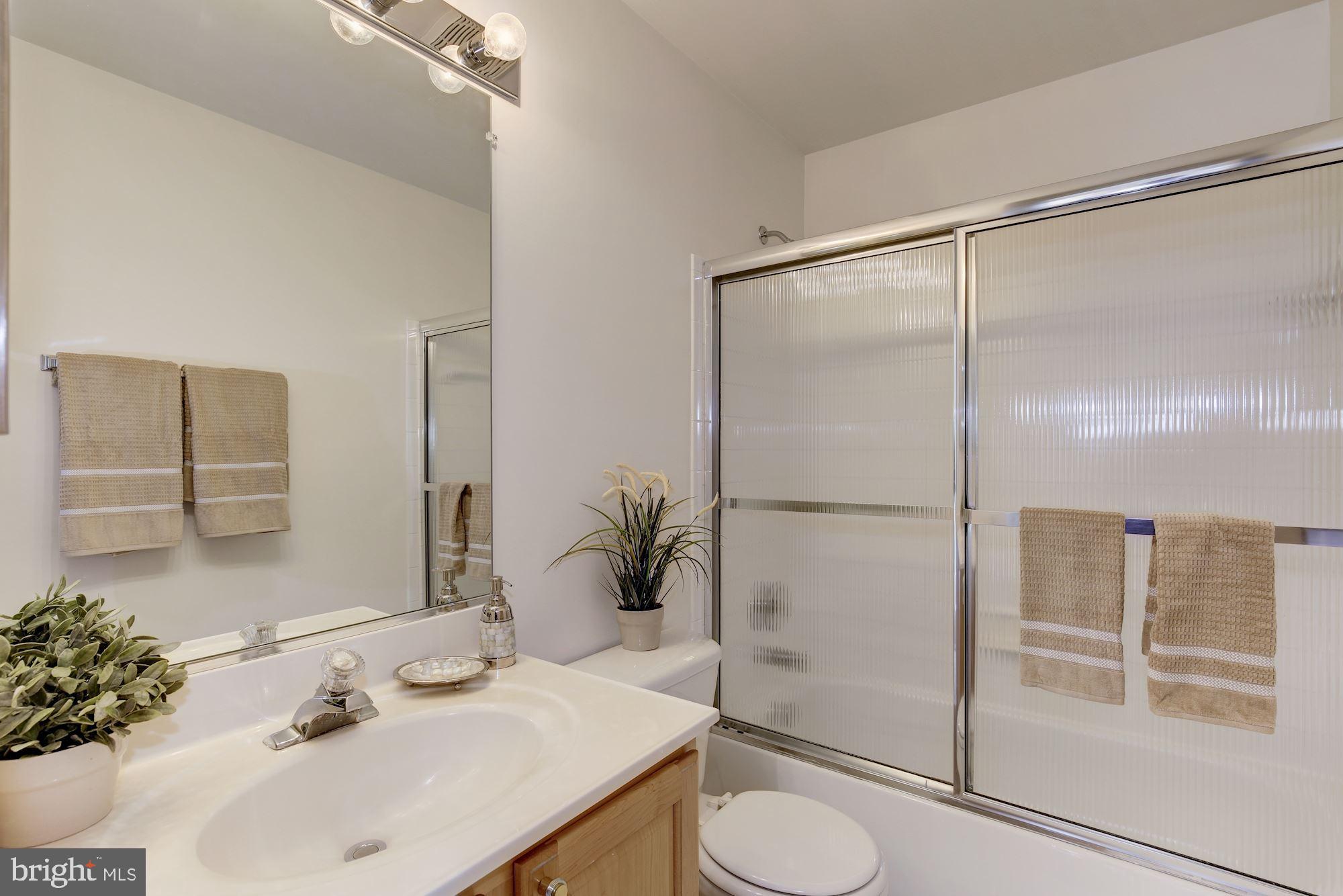18815 Severn Road Gaithersburg, MD 20879 - Photo 26 of 38 Upper level bathroom in corridor