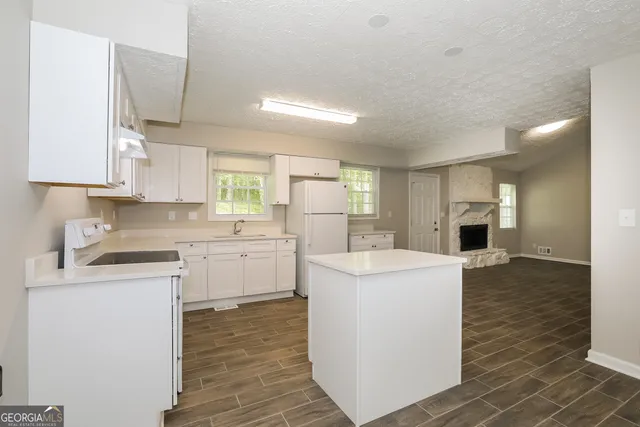 $1,565 | 1947 Valley Woods Drive, Riverdale, GA 30296