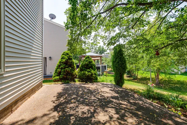 a view of a back yard