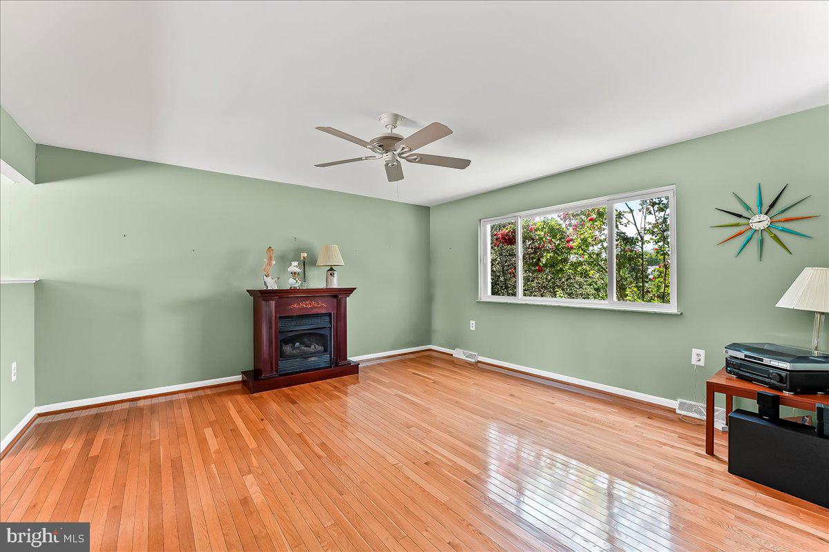 3301 State Road Oxford, PA 19363 - Photo 10 of 43 Living room w/ gas fireplace & hardwood flares