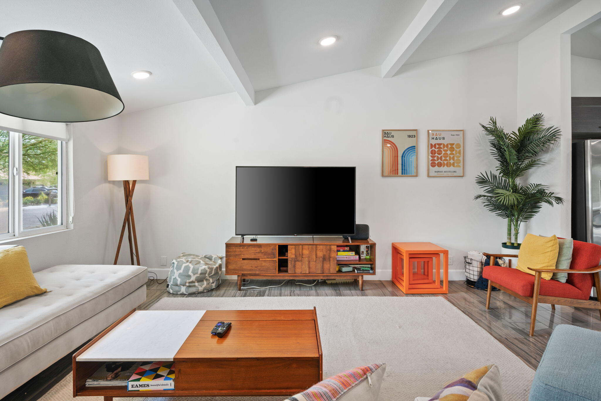3059 North Biskra Road Palm Springs, CA 92262 - Photo 4 of 44 a living room with furniture and a flat screen tv