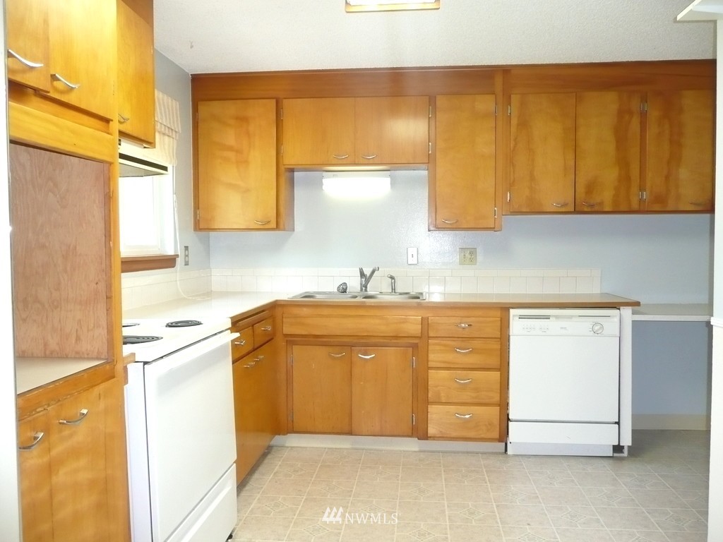 11048 Southeast 182nd Street Renton, WA 98055 - Photo 4 of 5