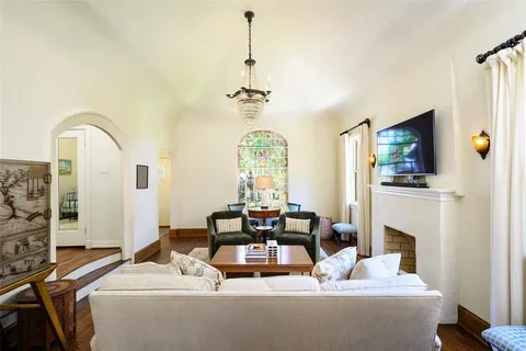 $1,329,000 | 6934 Hammond Avenue, Dallas, TX 75223