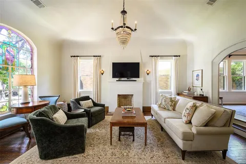 $1,329,000 | 6934 Hammond Avenue, Dallas, TX 75223