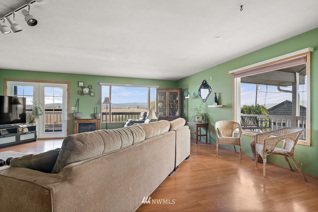 740 Gap Road Granger, WA 98932 - Photo 15 of 40 a living room with furniture and a large window