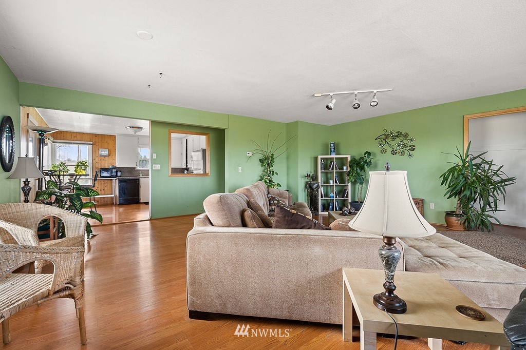 740 Gap Road Granger, WA 98932 - Photo 18 of 40 a living room with furniture and wooden floor