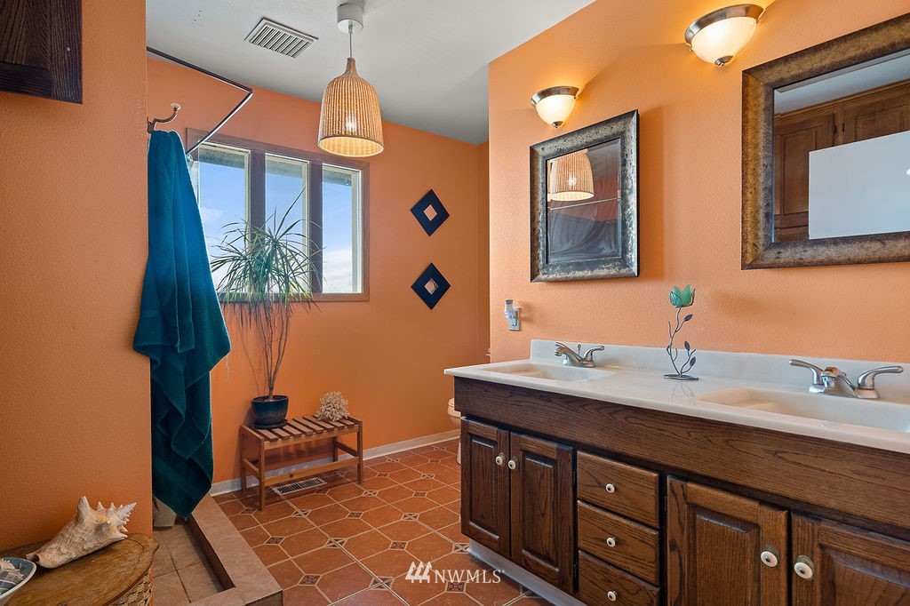 740 Gap Road Granger, WA 98932 - Photo 24 of 40 a bathroom with a sink and a mirror