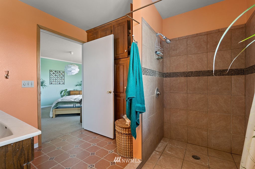 740 Gap Road Granger, WA 98932 - Photo 25 of 40 a balcony view with a sink