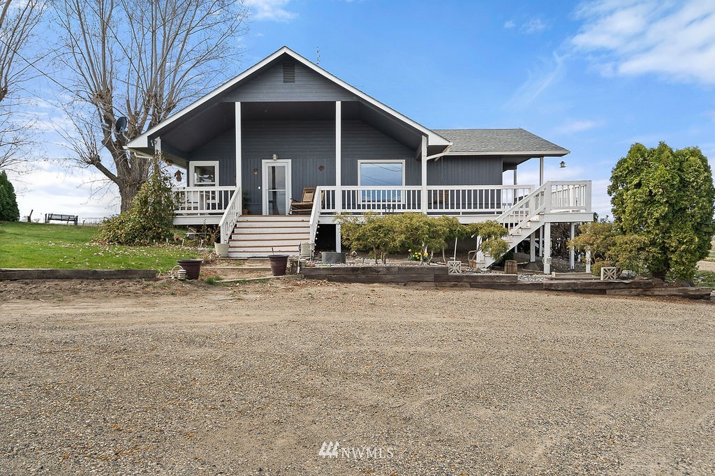 740 Gap Road Granger, WA 98932 - Photo 36 of 40 a front view of a house with a yard