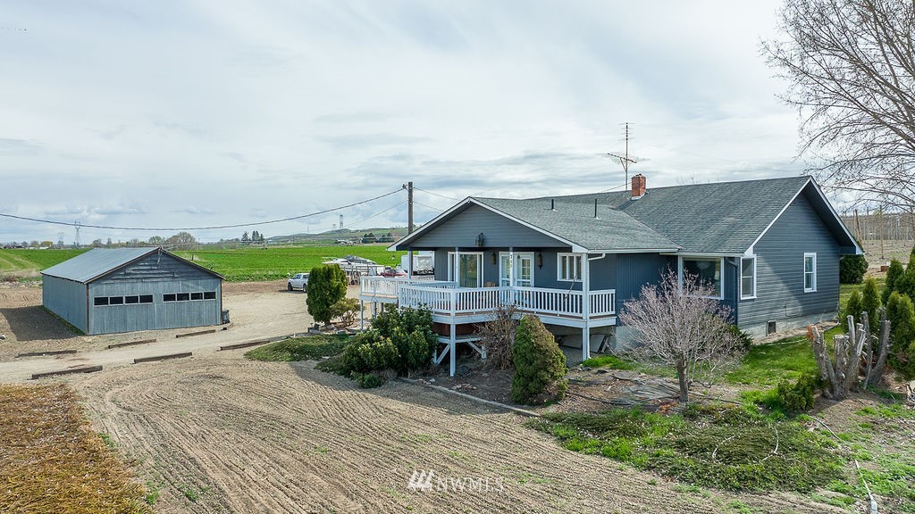 740 Gap Road Granger, WA 98932 - Photo 4 of 40 a front view of house with yard and green space