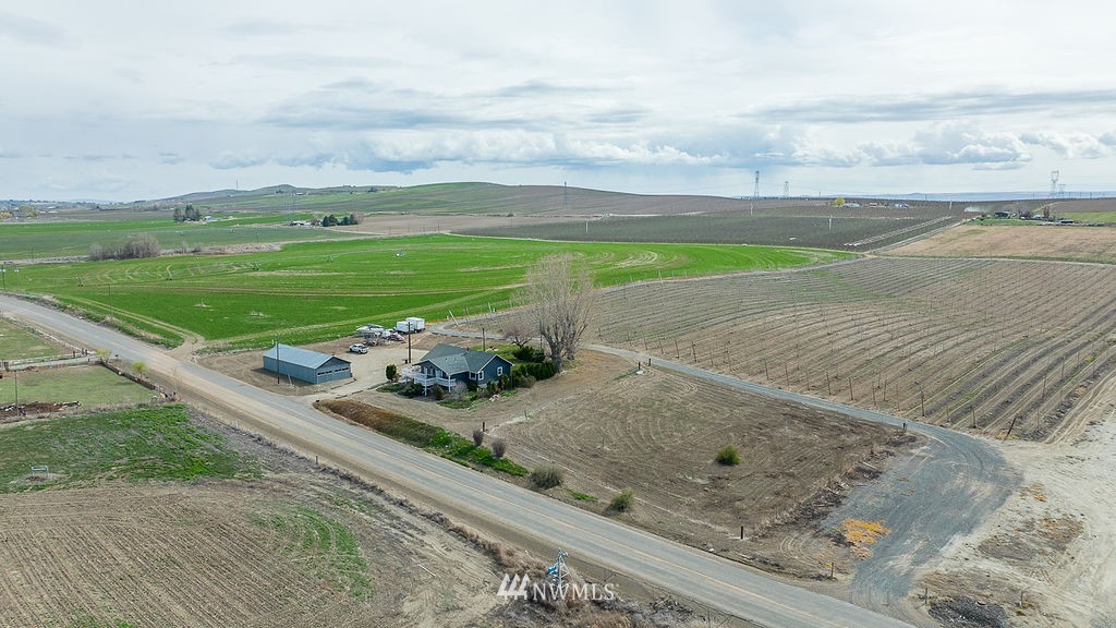 740 Gap Road Granger, WA 98932 - Photo 8 of 40 a view of a terrace with a garden