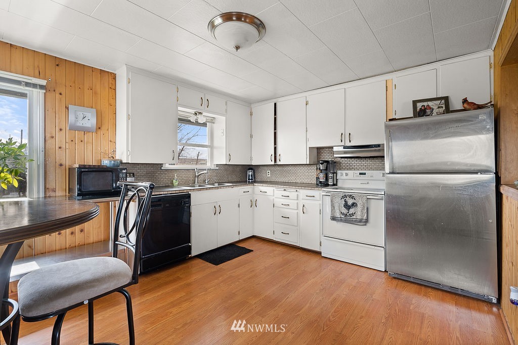 740 Gap Road Granger, WA 98932 - Photo 10 of 40 a kitchen with stainless steel appliances granite countertop a stove a sink dishwasher and a refrigerator