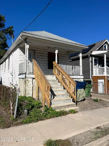 a view of entryway with a yard