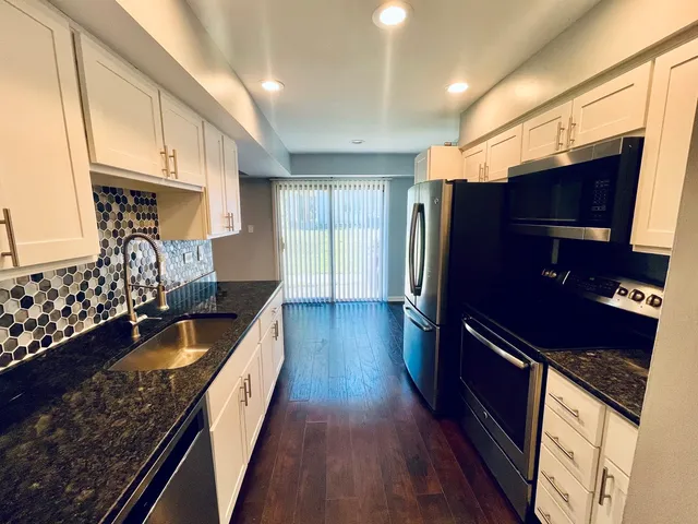 $2,195 | 613 Academy Court, Schaumburg, IL 60107