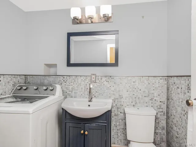 $879,000 | 1035 Bryant Avenue | Foxhurst